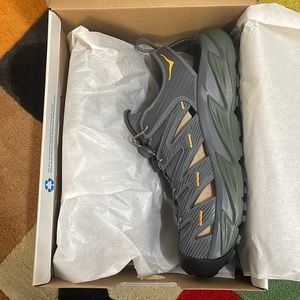 hoka m hopara sandals grey / size 11